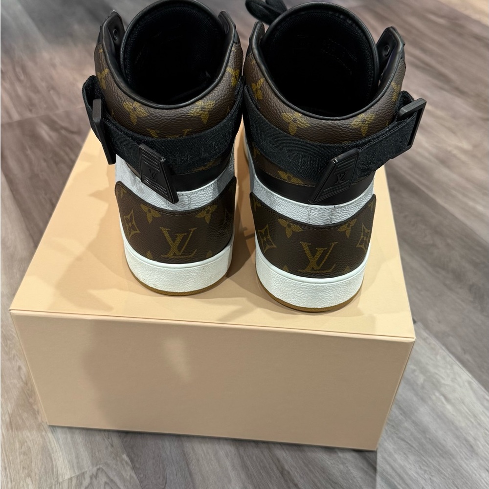 Louis Vuitton Monogram Black and White Sneakers size 11US - Picture 4 of 5
